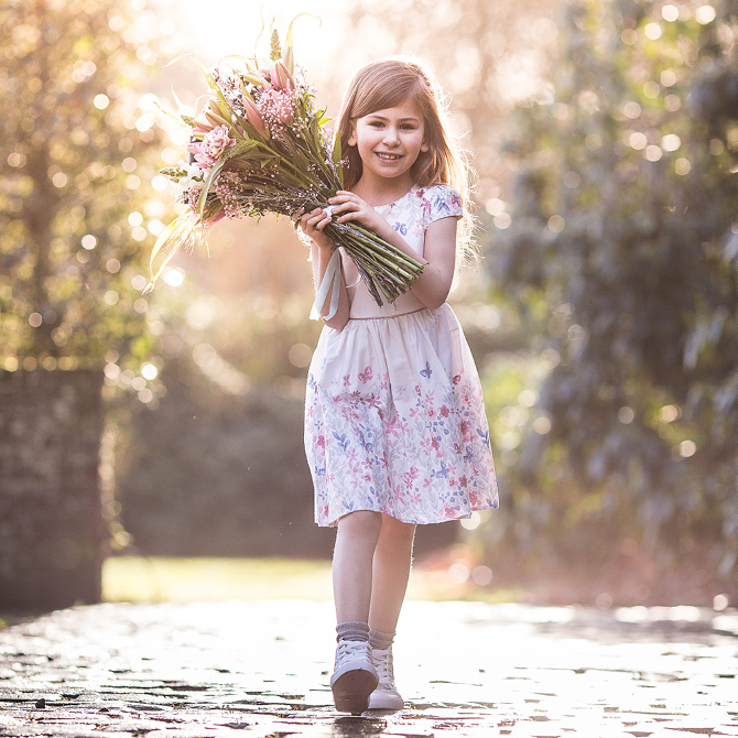 Communie - Meisje met bloemen en een feestelijk jurkje