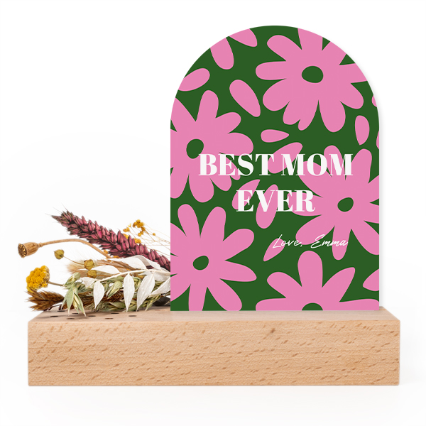 Borddekorasjon med blomster og kort, buede kort