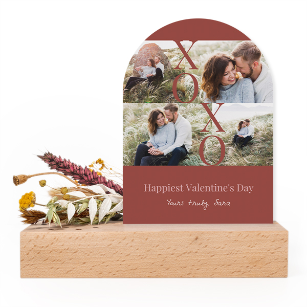 Wooden block with dried flowers and arched forex card