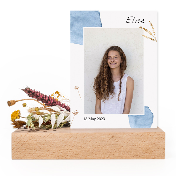 Forex card in wooden stand with dried flowers