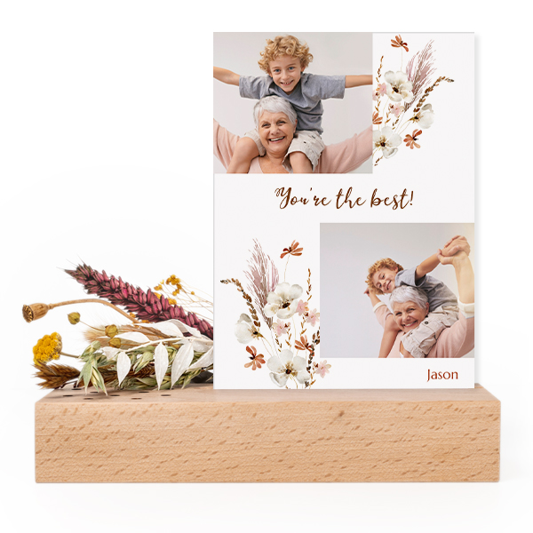 Forex card in wooden stand with dried flowers