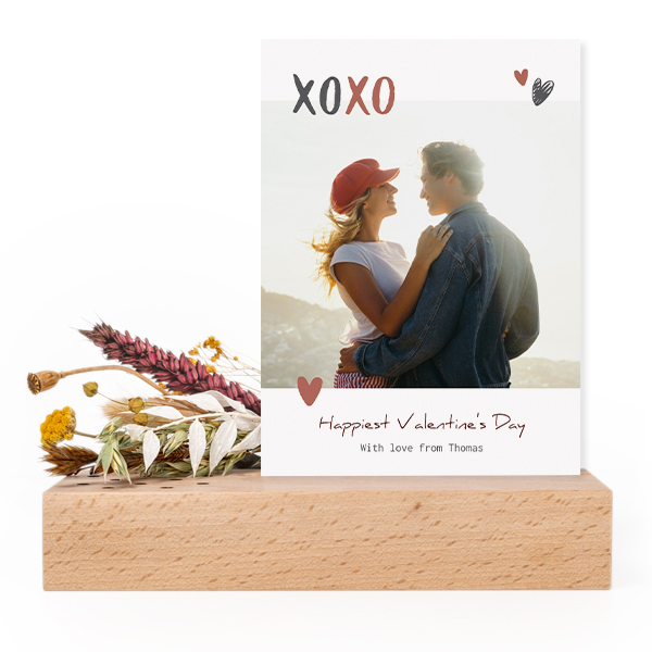 Forex card in wooden stand with dried flowers