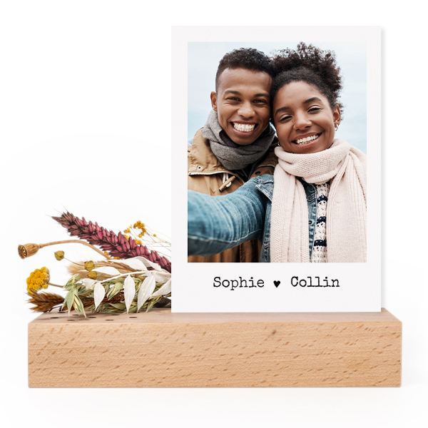 Wooden block with dried flowers and forex card