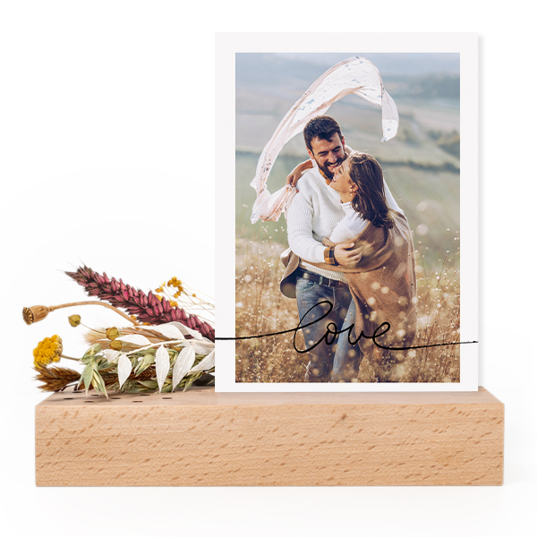Wooden block with dried flowers and forex card