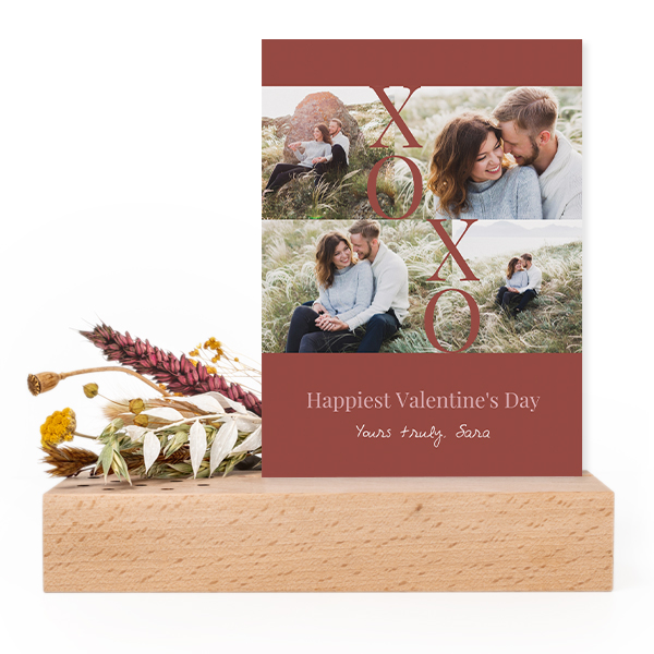 Forex card in wooden stand with dried flowers