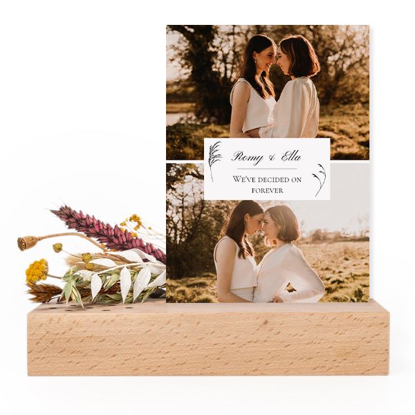 Forex card in wooden stand with dried flowers