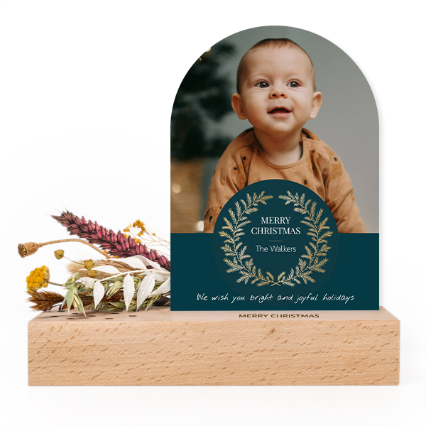 Borddekorasjon  med trykk med blomster og kort, buede kort