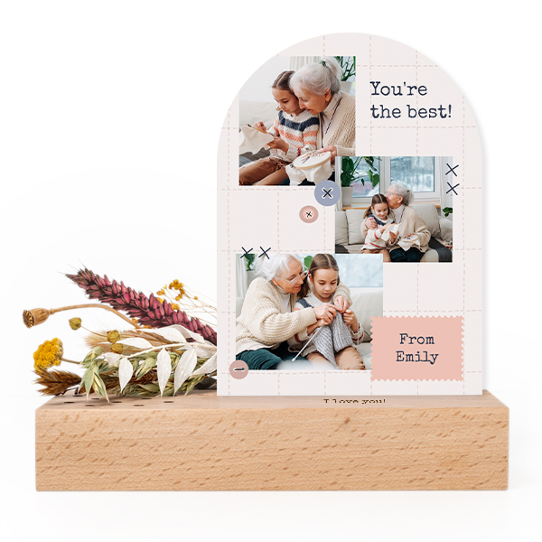 Gebogen Forex kaart in houten staander met print en droogbloemen