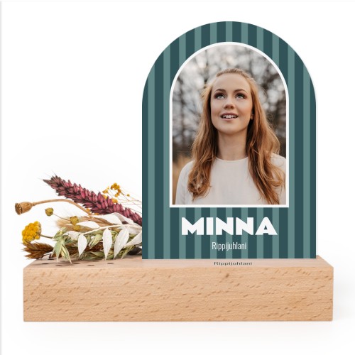 Puinen pidike kukilla ja kortilla, kaareva kortti