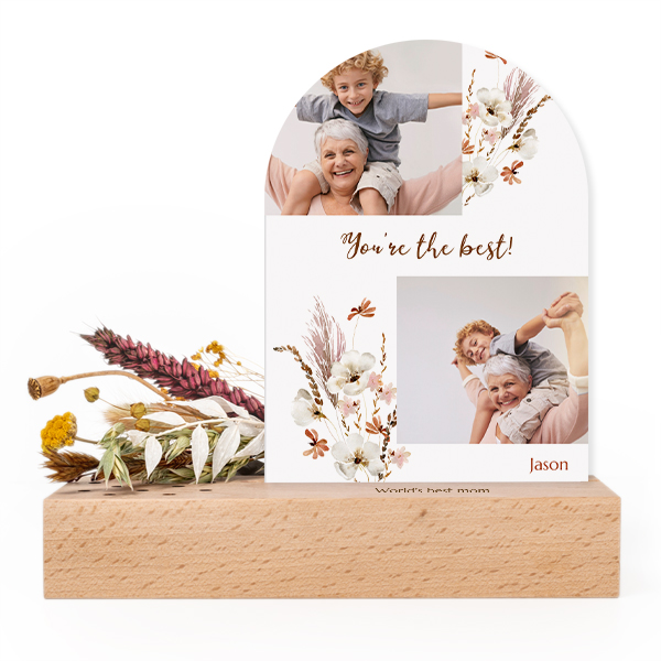 Borddekorasjon  med trykk med blomster og kort, buede kort