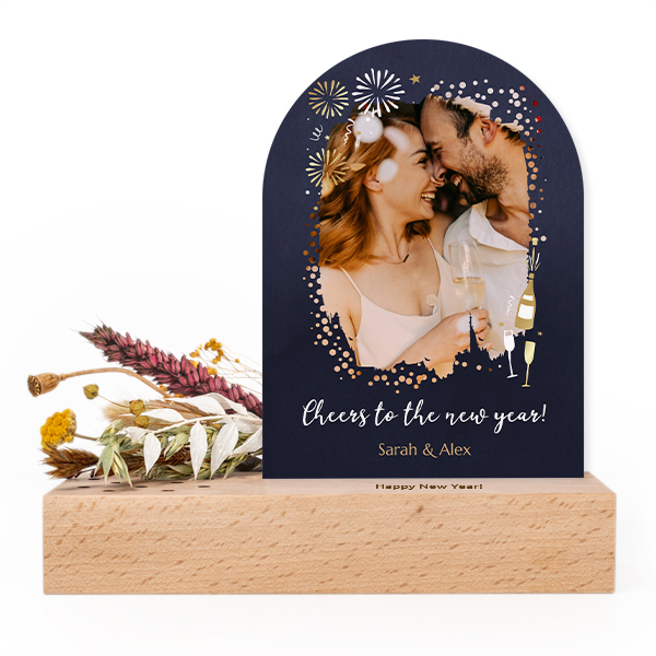 Gebogen Forex kaart in houten staander met print en droogbloemen