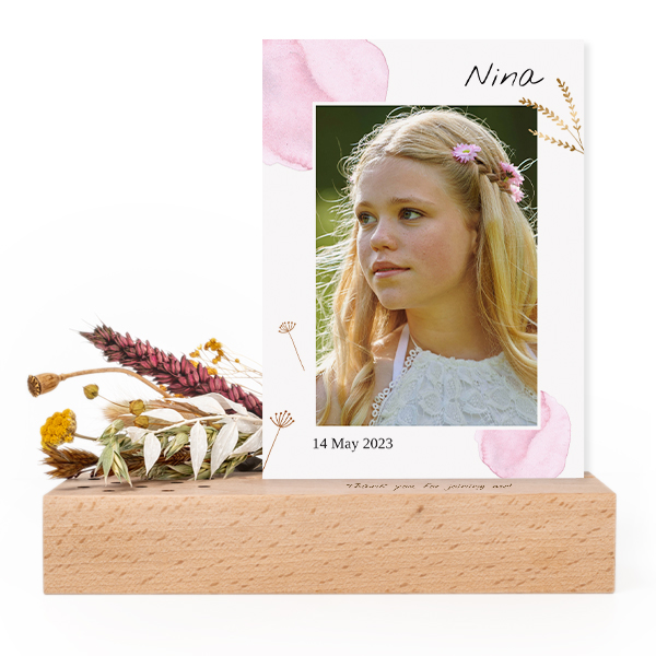 Wooden block with dried flowers and forex card