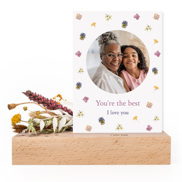 Wooden block with dried flowers and forex card