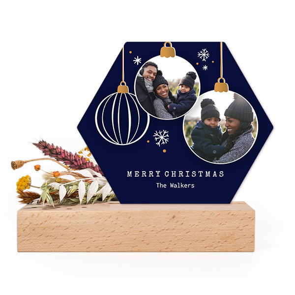 Wooden block with dried flowers and hexagonal forex card