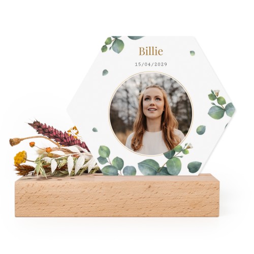 Wooden block with dried flowers and hexagonal forex card