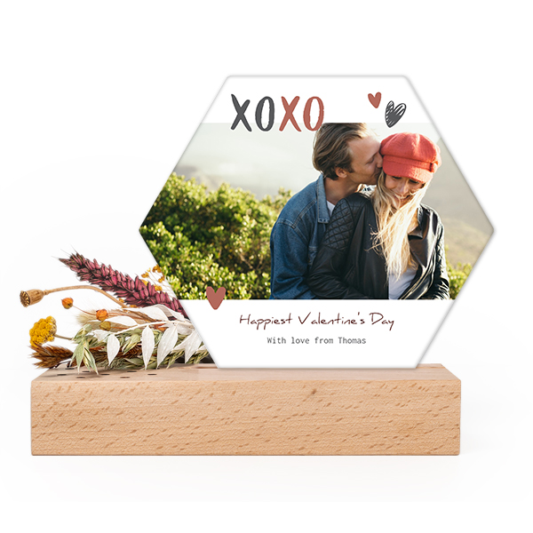 Wooden block with dried flowers and hexagonal forex card