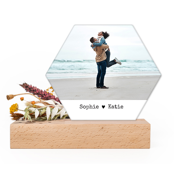 Wooden block with dried flowers and hexagonal forex card