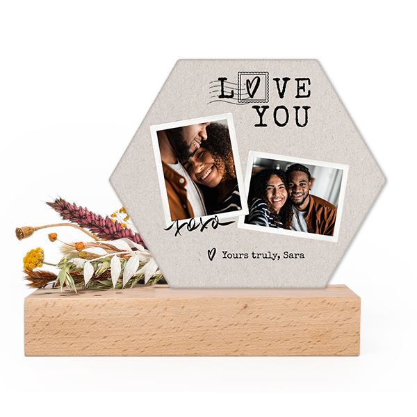 Wooden block with dried flowers and hexagonal forex card