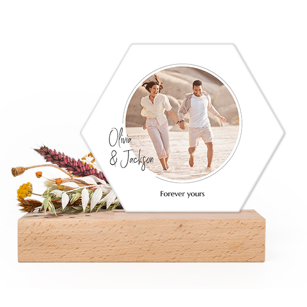 Wooden block with dried flowers and hexagonal forex card