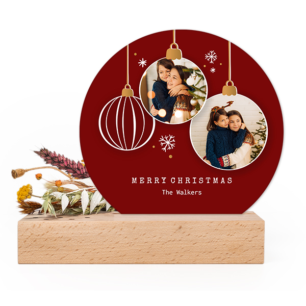 Wooden block with dried flowers and round forex card