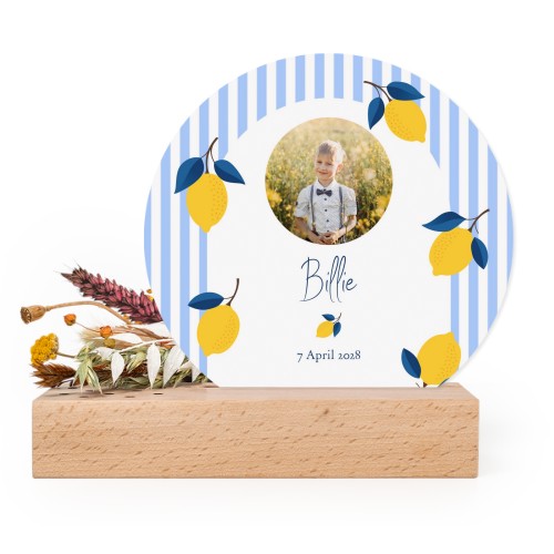 Wooden block with dried flowers and round forex card