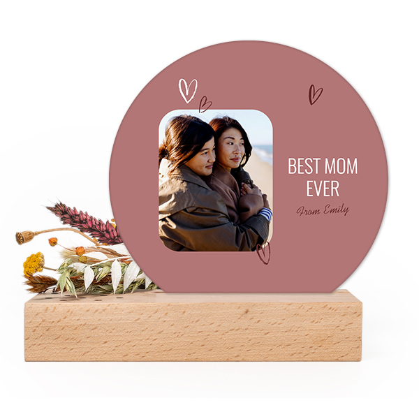 Wooden block with dried flowers and round forex card