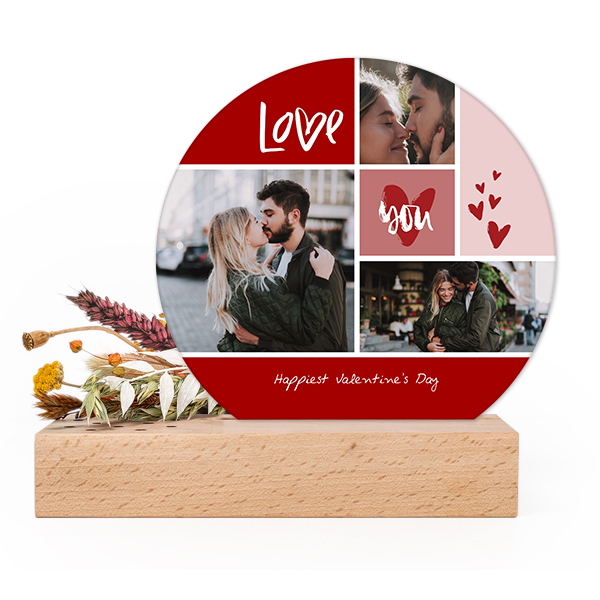 Wooden block with dried flowers and round forex card