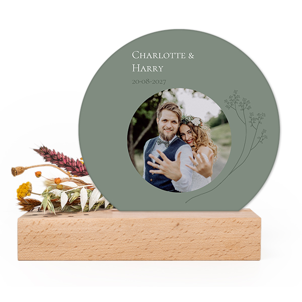 Wooden block with dried flowers and round forex card