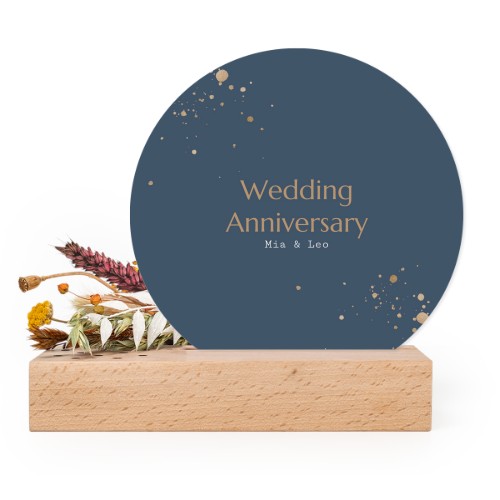 Wooden block with dried flowers and round forex card
