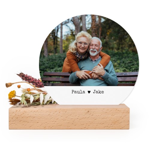 Wooden block with dried flowers and round forex card Wooden block with dried flowers and round forex card