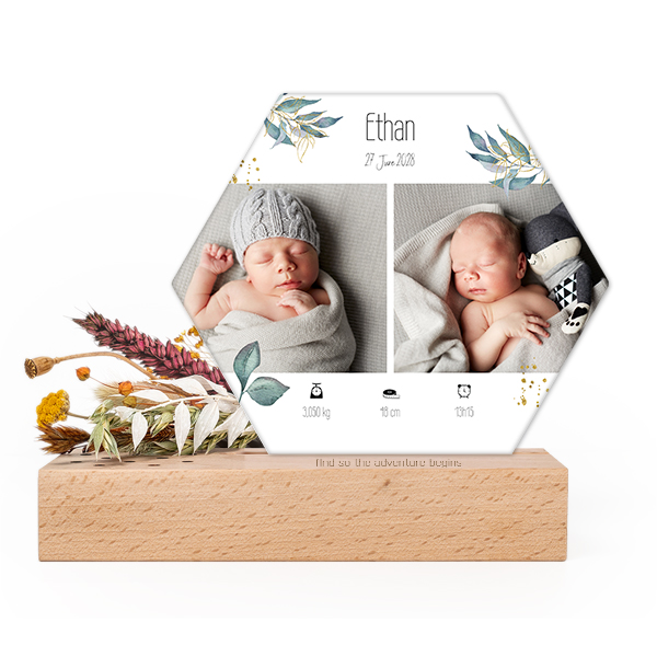 Wooden block with print, dried flowers and hexagonal forex card