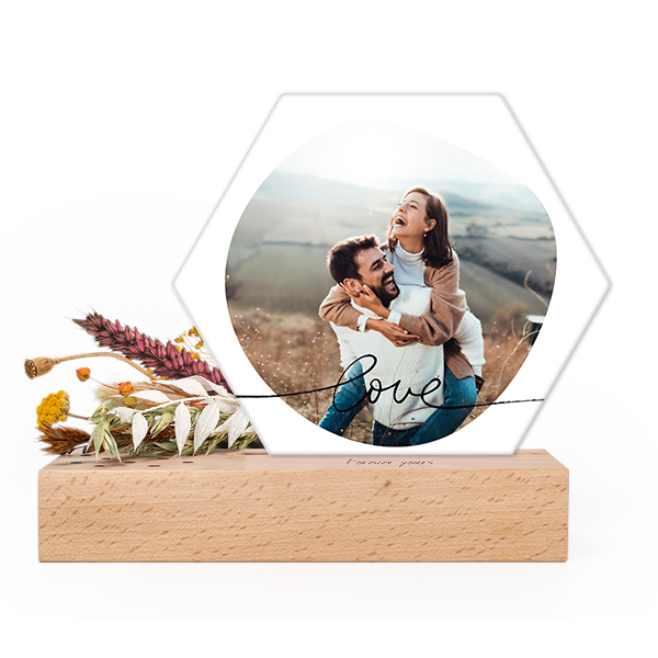 Wooden block with print, dried flowers and hexagonal forex card