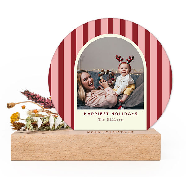 Wooden block with print, dried flowers and rounded forex card