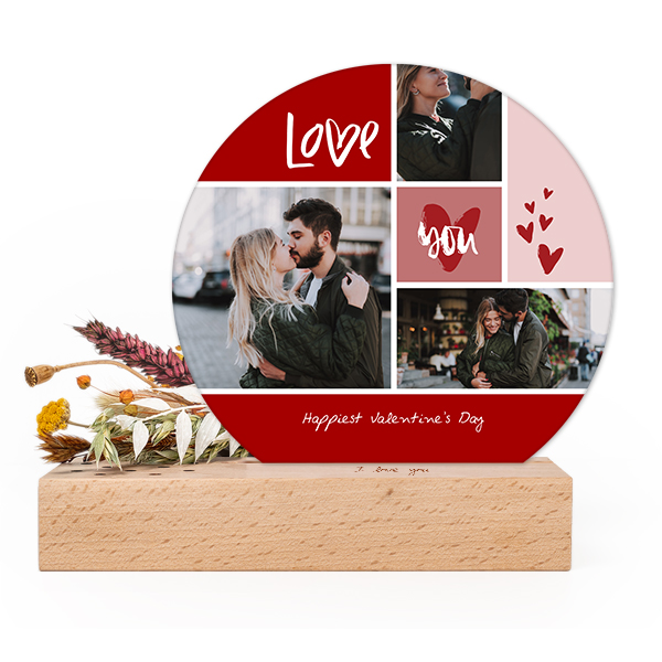 Wooden block with print, dried flowers and rounded forex card