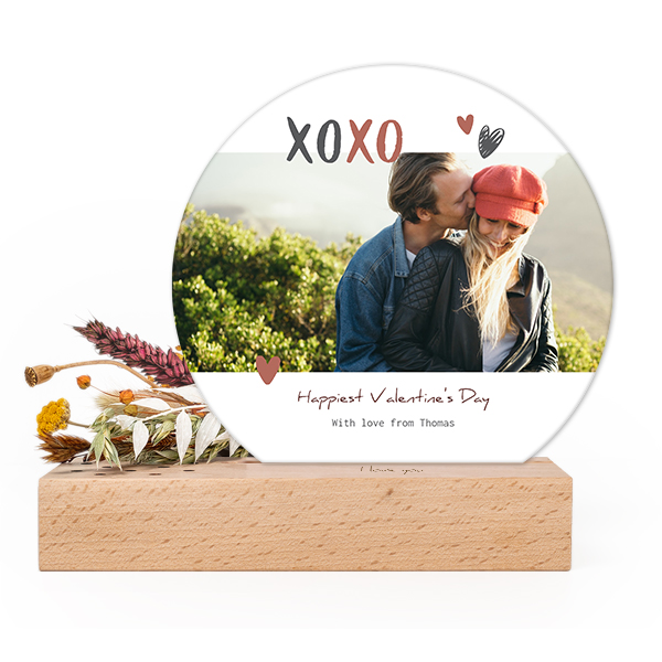 Wooden block with print, dried flowers and rounded forex card