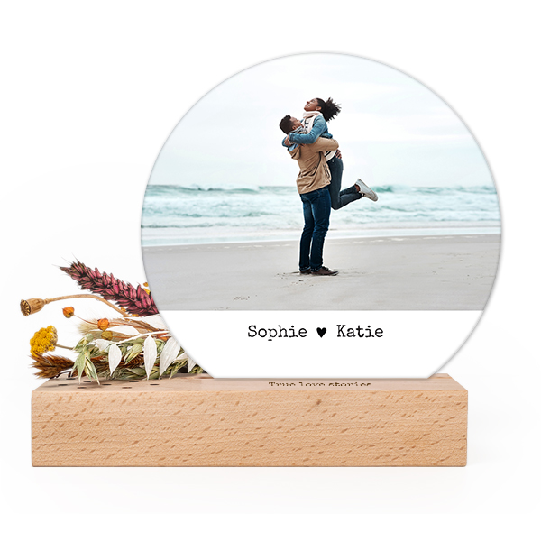 Wooden block with print, dried flowers and rounded forex card