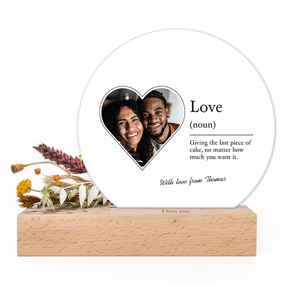 Wooden block with print, dried flowers and rounded forex card