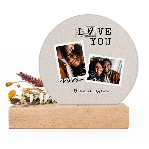 Wooden block with print, dried flowers and rounded forex card