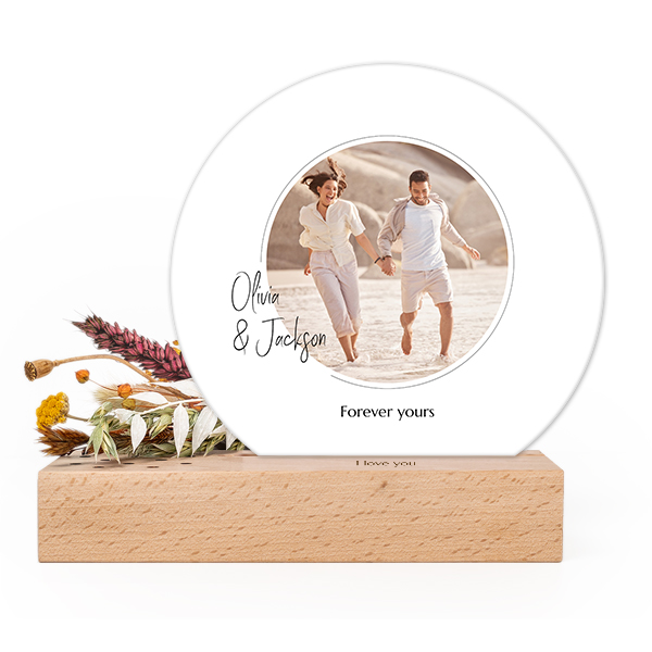 Wooden block with print, dried flowers and rounded forex card