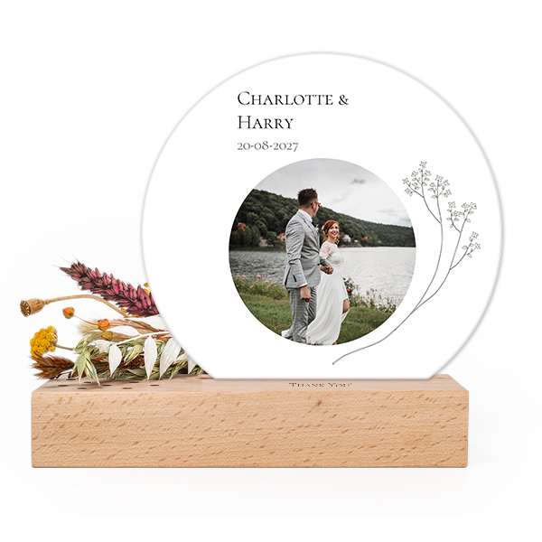 Wooden block with print, dried flowers and rounded forex card