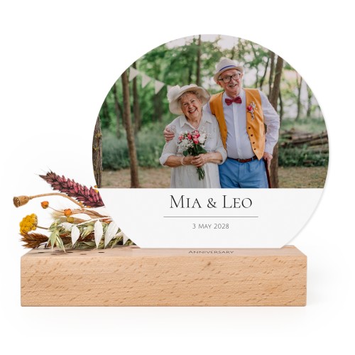 Wooden block with print, dried flowers and rounded forex card