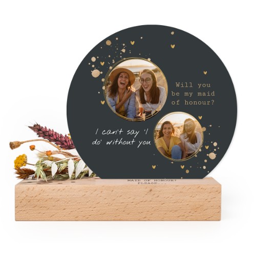 Wooden block with print, dried flowers and rounded forex card Wooden block with print, dried flowers and rounded forex card