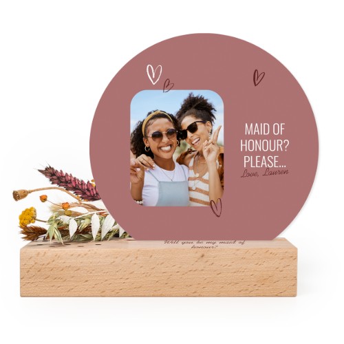 Wooden block with print, dried flowers and rounded forex card Wooden block with print, dried flowers and rounded forex card