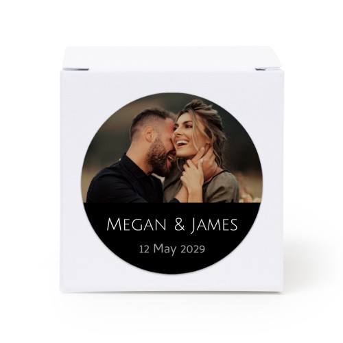 Gaveboks hvit med rundt klistremerke - 24 stk