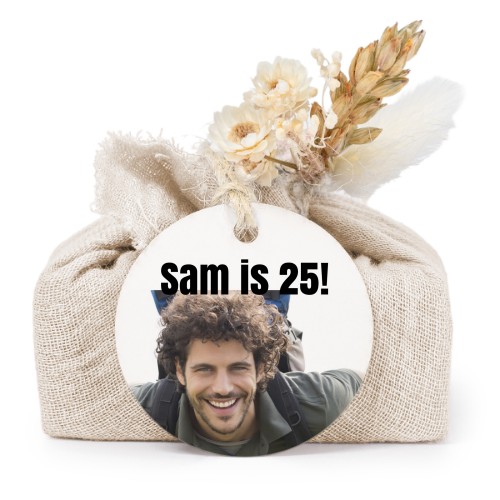 Såper i beige stoffinnpakninger med rundt merke (sett à 6)