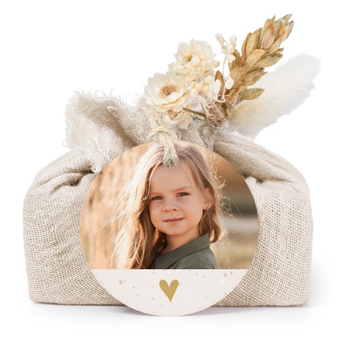 Såper i beige stoffinnpakninger med rundt merke (sett à 6) Såper i beige stoffinnpakninger med rundt merke (sett à 6)