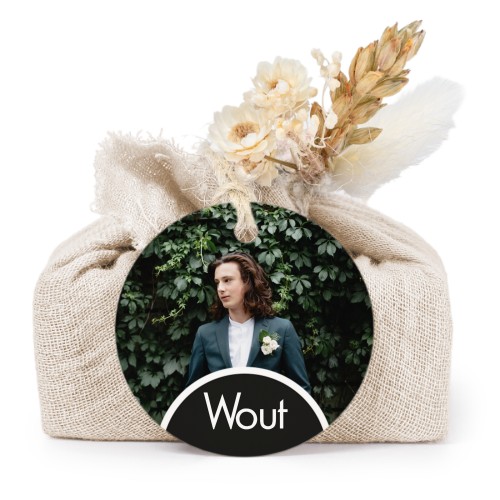 Såper i beige stoffinnpakninger med rundt merke (sett à 6)