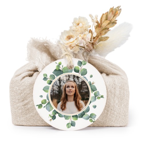 Såper i beige stoffinnpakninger med rundt merke (sett à 6)