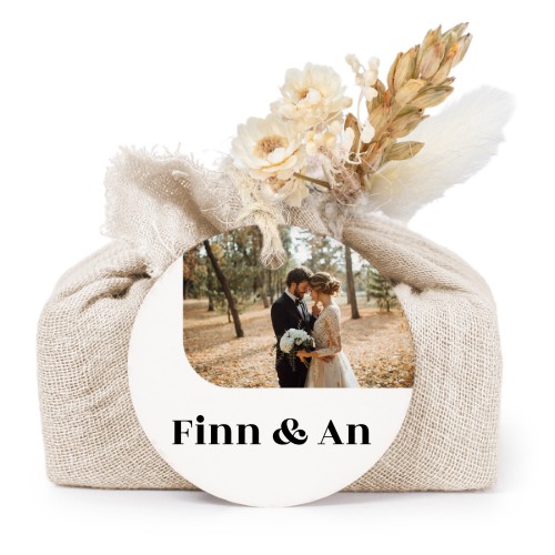 Såper i beige stoffinnpakninger med rundt merke (sett à 6)