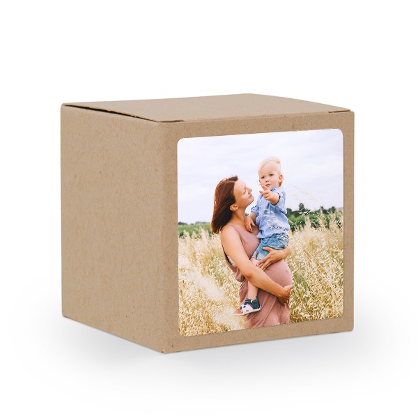 Gaveboks beige med kvadratisk klistremerke - 24 stk Gaveboks beige med kvadratisk klistremerke - 24 stk